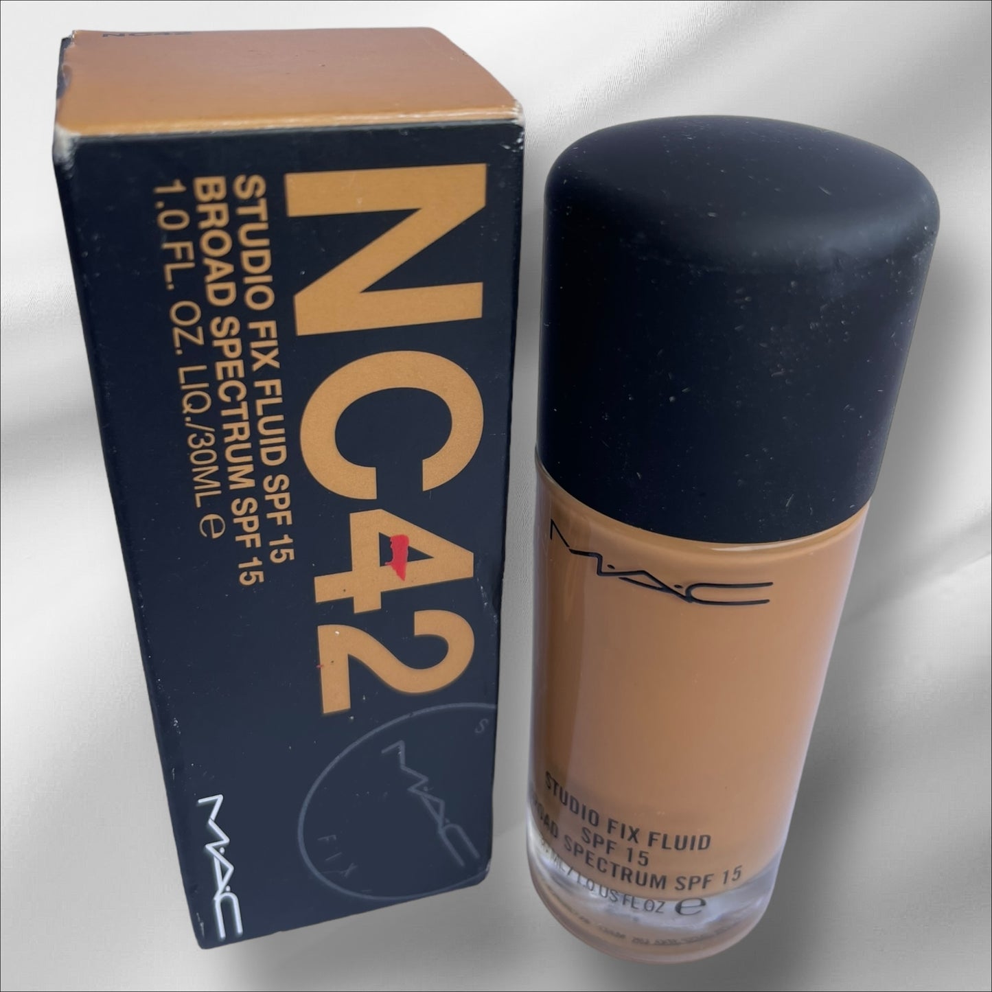 M.A.C STUDIO FIX FLUID SPF 15 24HR MATTE FOUNDATION + OIL CONTROL